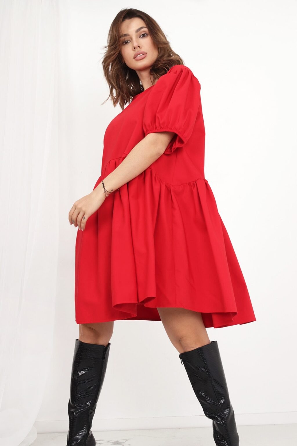 puosni raudona suknele